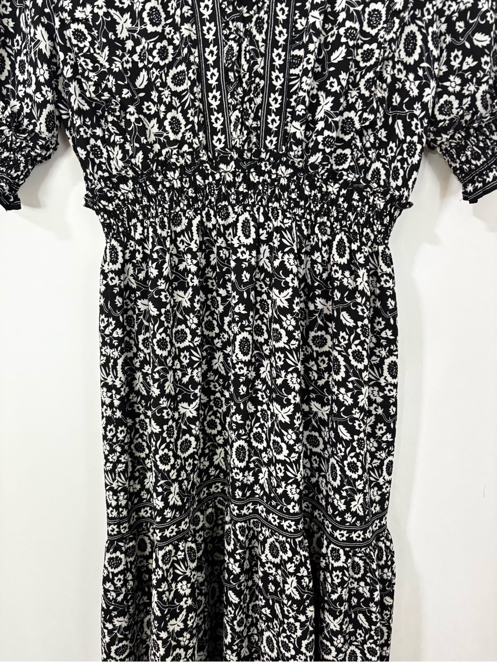 Max Studio Black White Floral Smocked Waist Maxi Dress NWT Size M - Picture 4 of 16